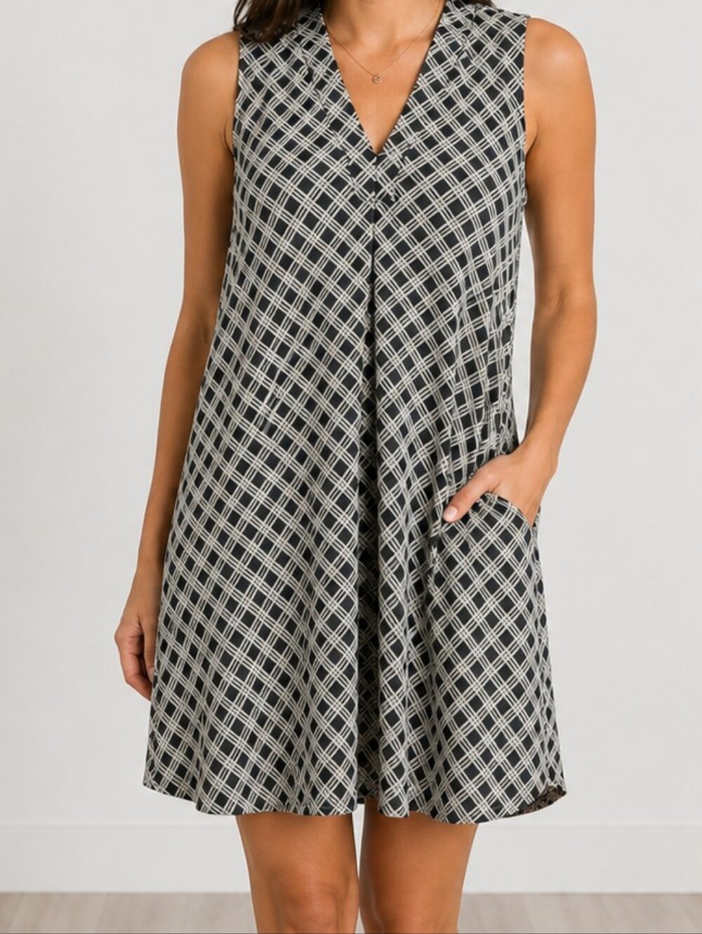 H&M Black Tan Geometric Diamond Print V-Neck Sleeveless Tunic Top Size 12